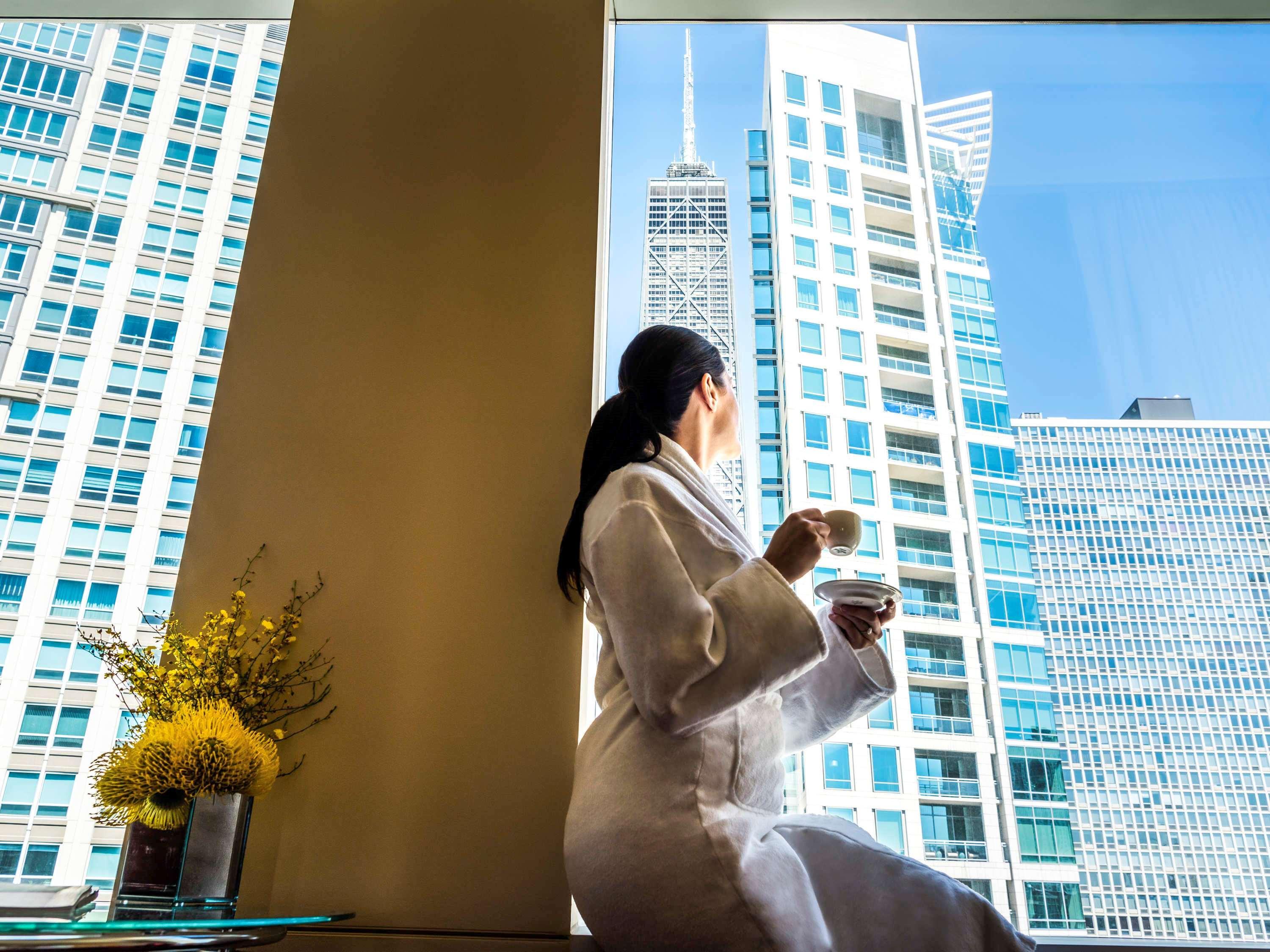 Sofitel Chicago Magnificent Mile Hotel Bagian luar foto The view from the hotel