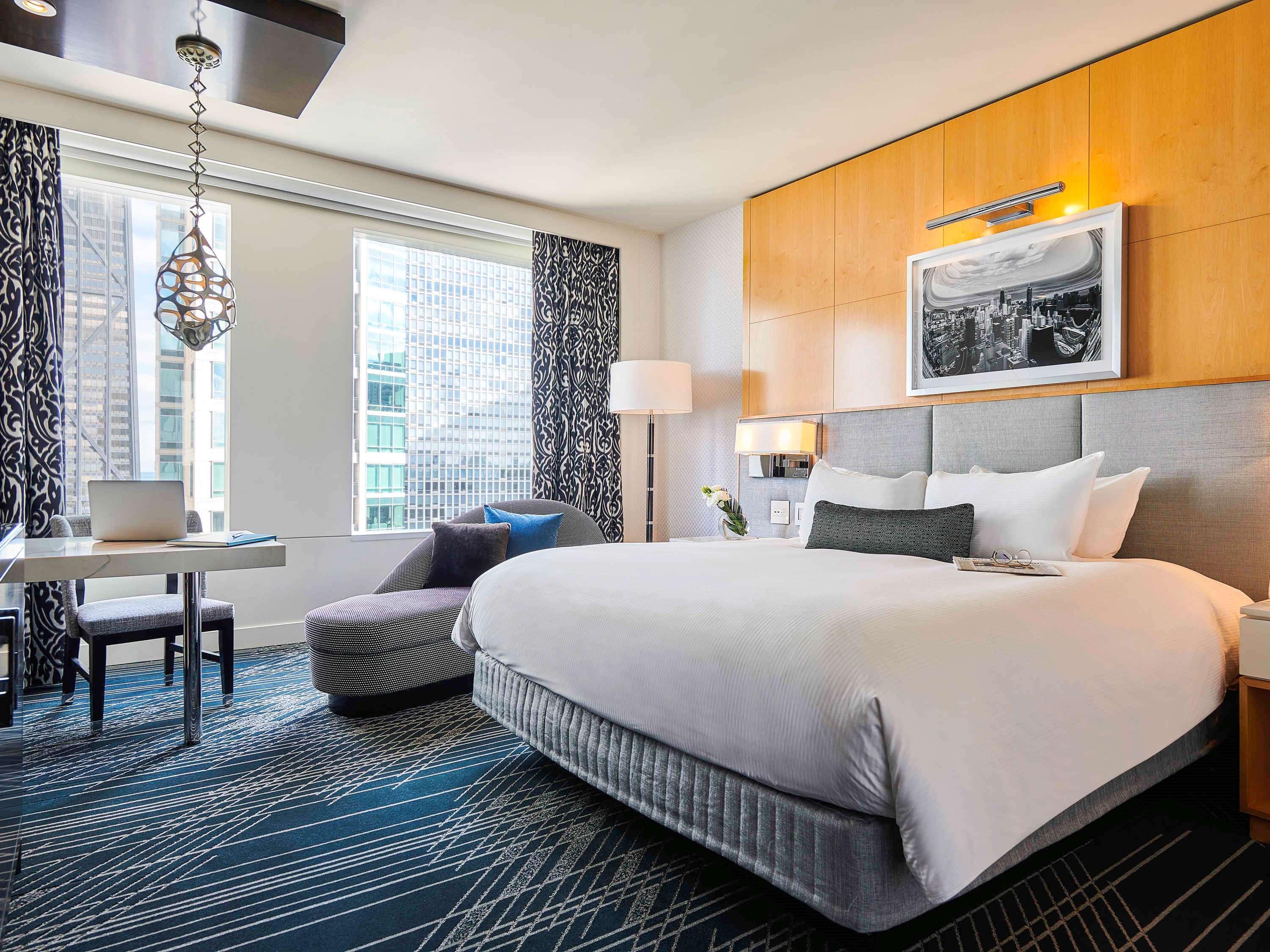Sofitel Chicago Magnificent Mile Hotel Bagian luar foto A guest room at the Hotel Commonwealth