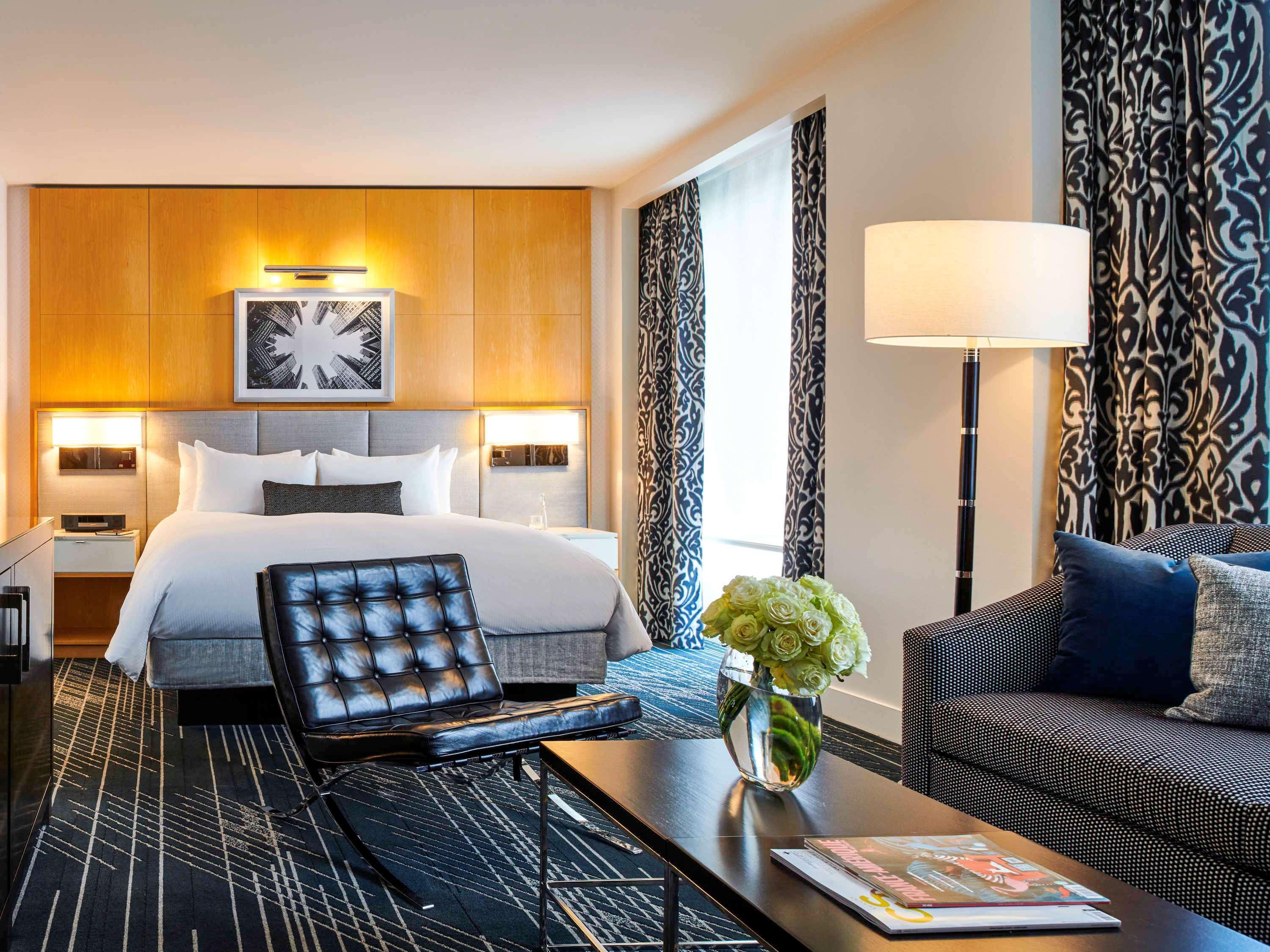 Sofitel Chicago Magnificent Mile Hotel Bagian luar foto A suite at the Hotel Commonwealth