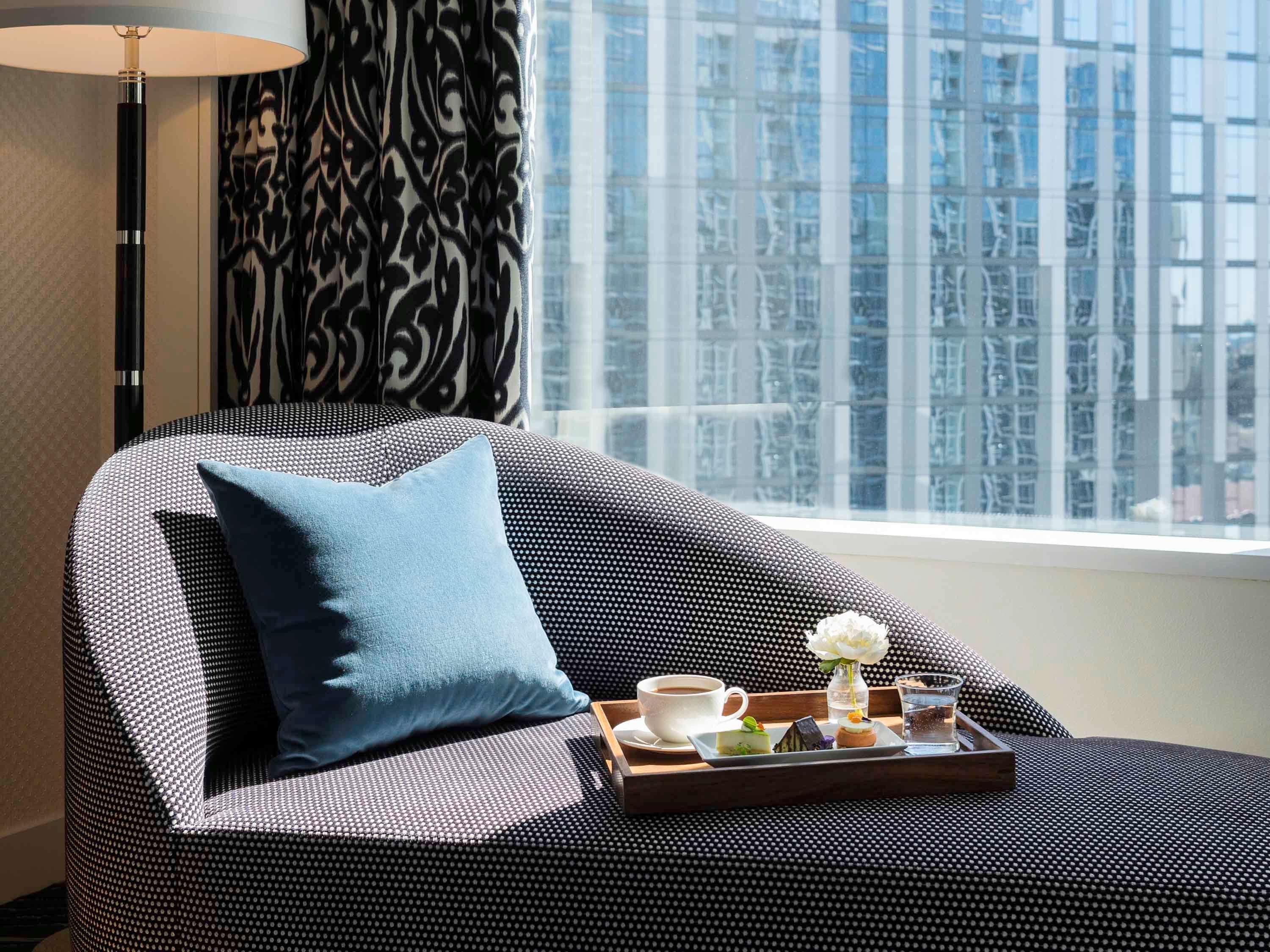 Sofitel Chicago Magnificent Mile Hotel Bagian luar foto A room at the hotel