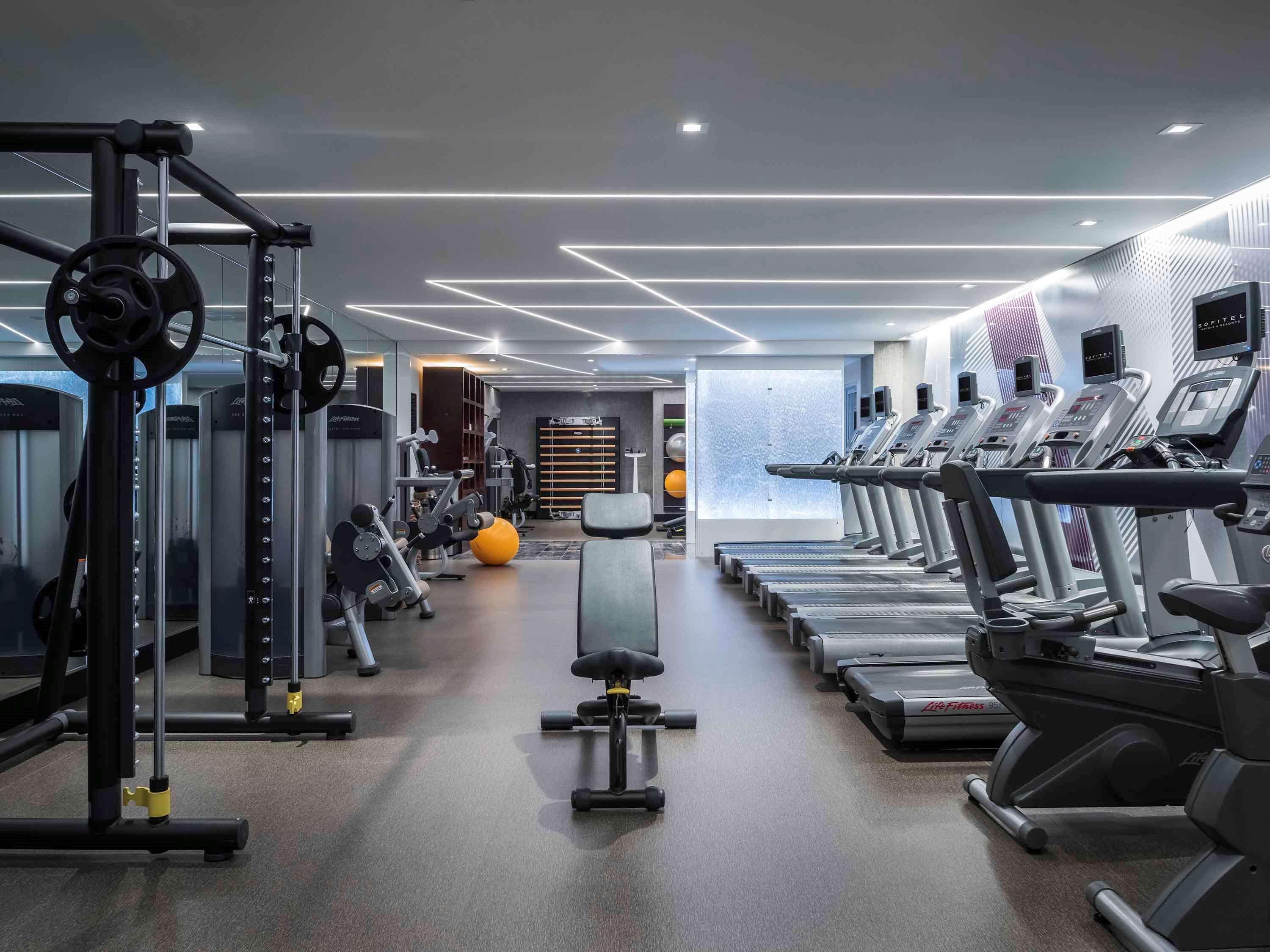 Sofitel Chicago Magnificent Mile Hotel Bagian luar foto The gym at the hotel