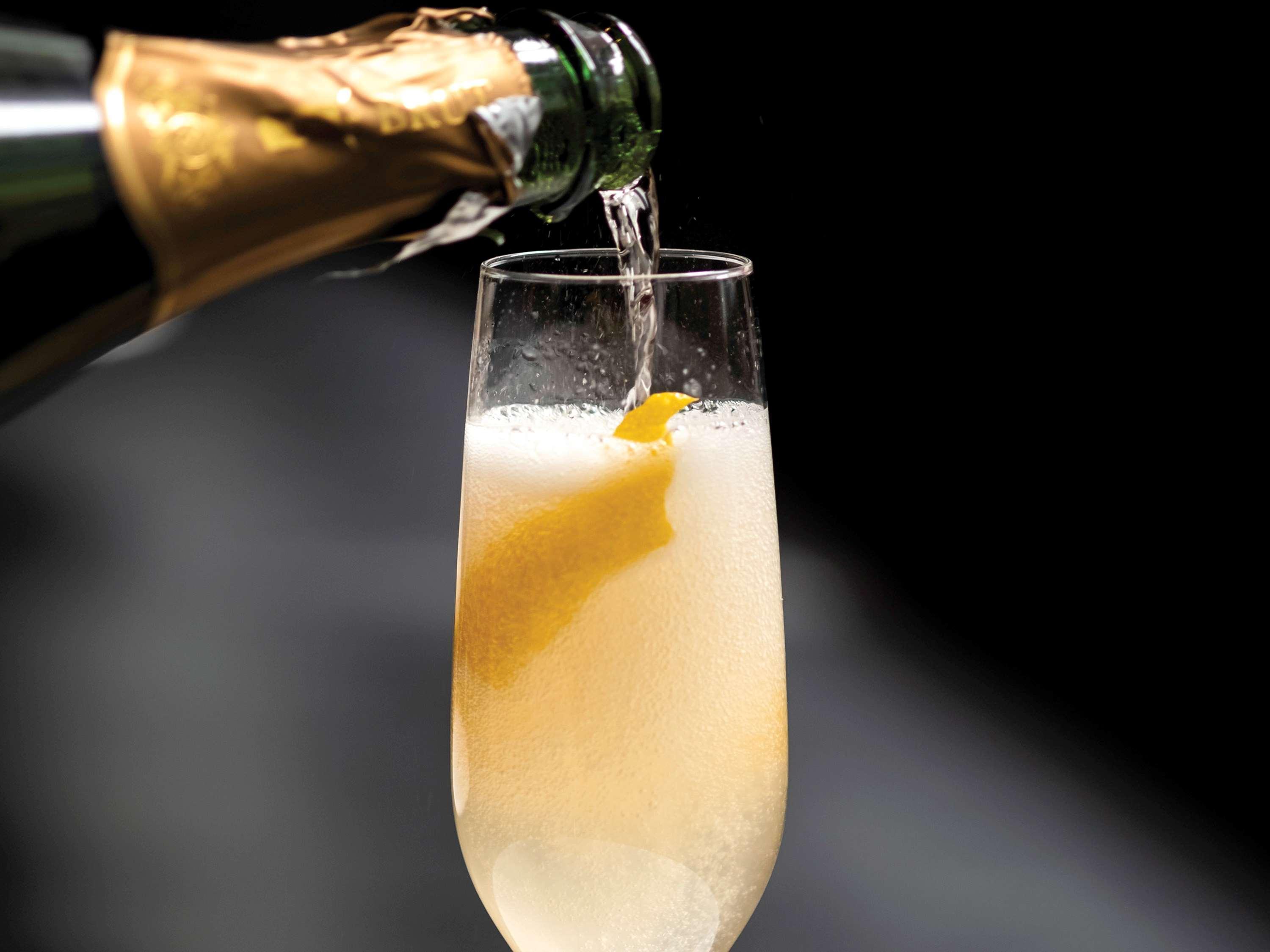 Sofitel Chicago Magnificent Mile Hotel Bagian luar foto Champagne being poured