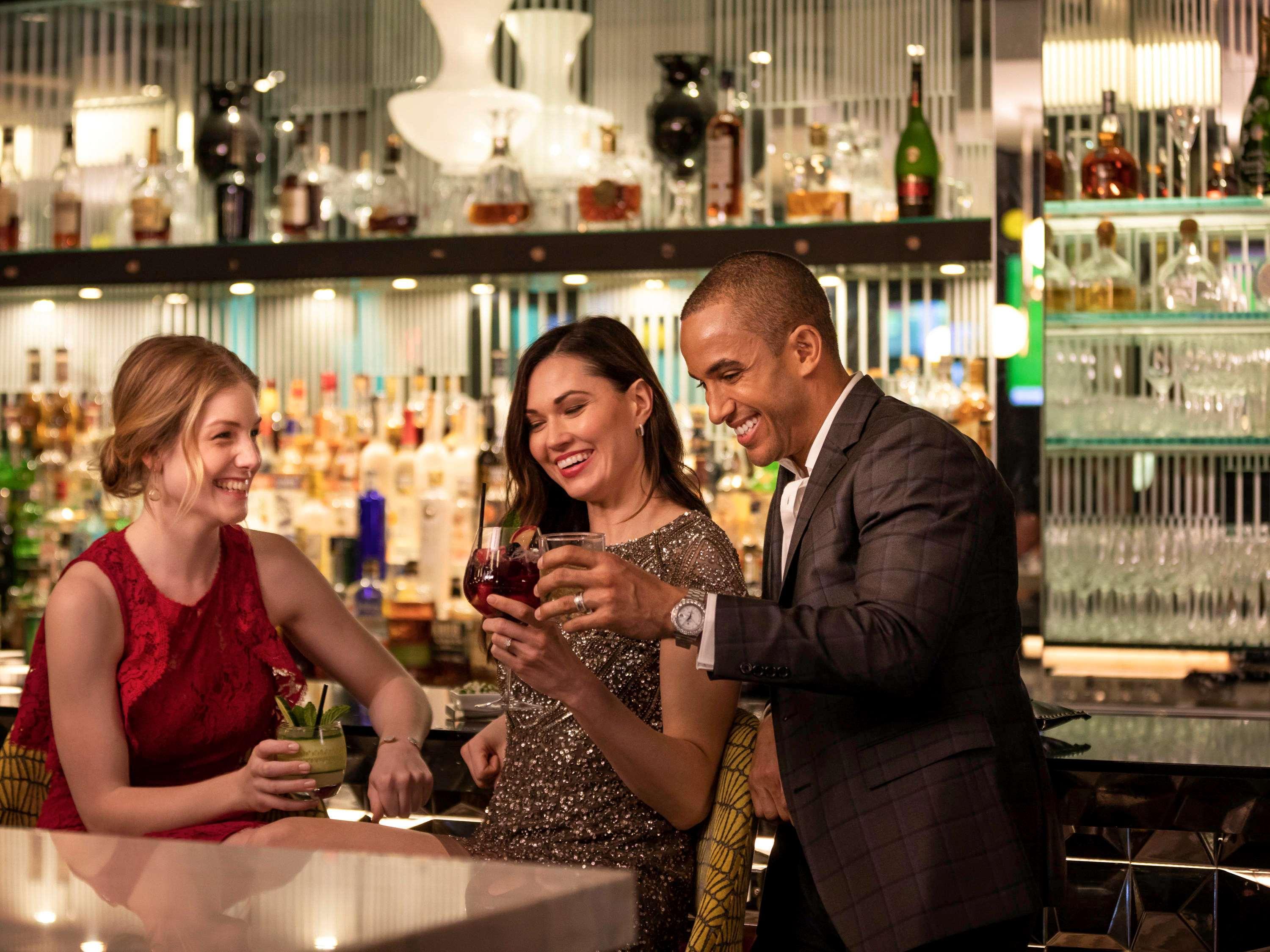 Sofitel Chicago Magnificent Mile Hotel Bagian luar foto The bar at the Ritz-Carlton, Boston