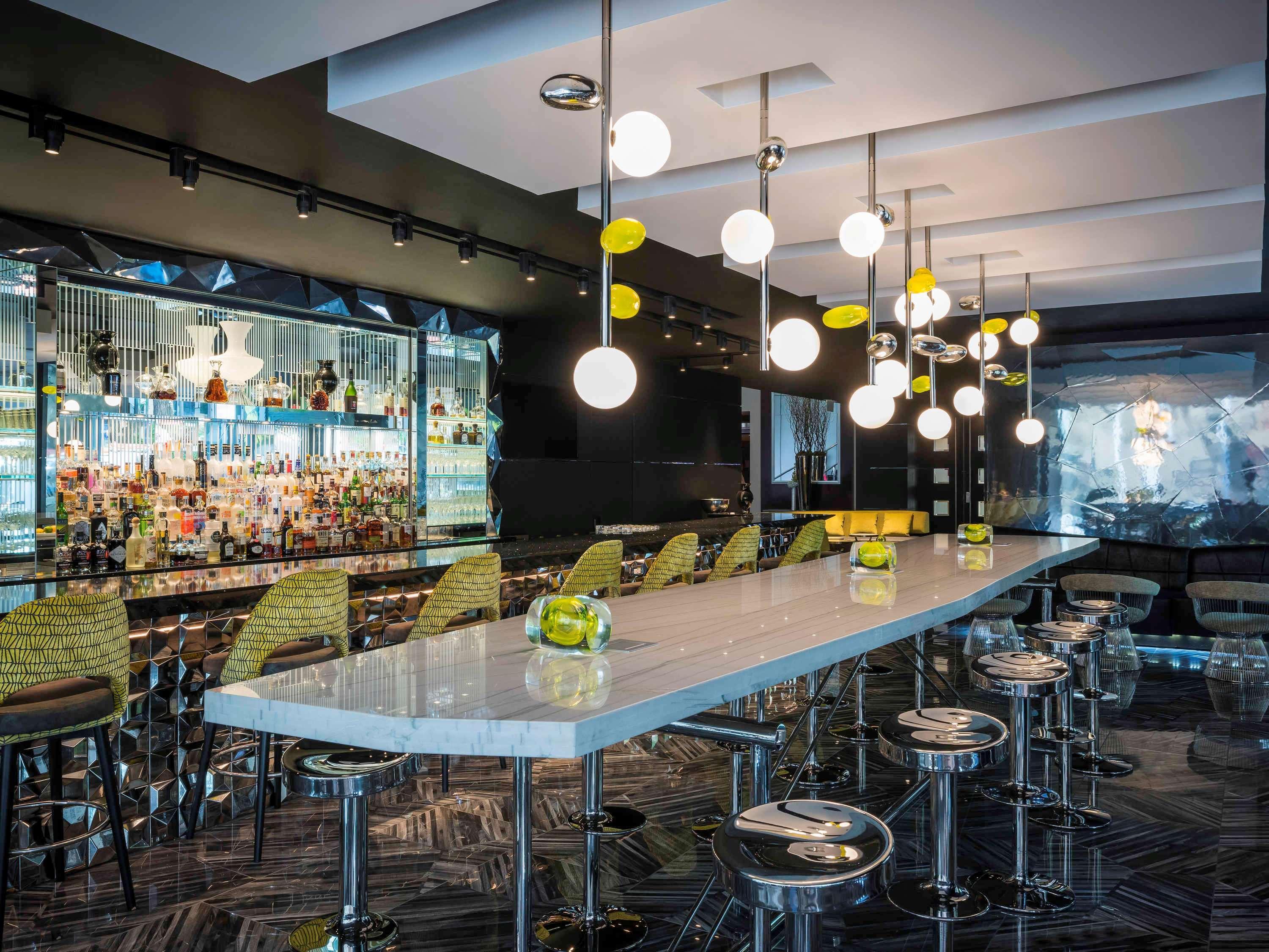 Sofitel Chicago Magnificent Mile Hotel Bagian luar foto The bar at the 2012-opened lounge