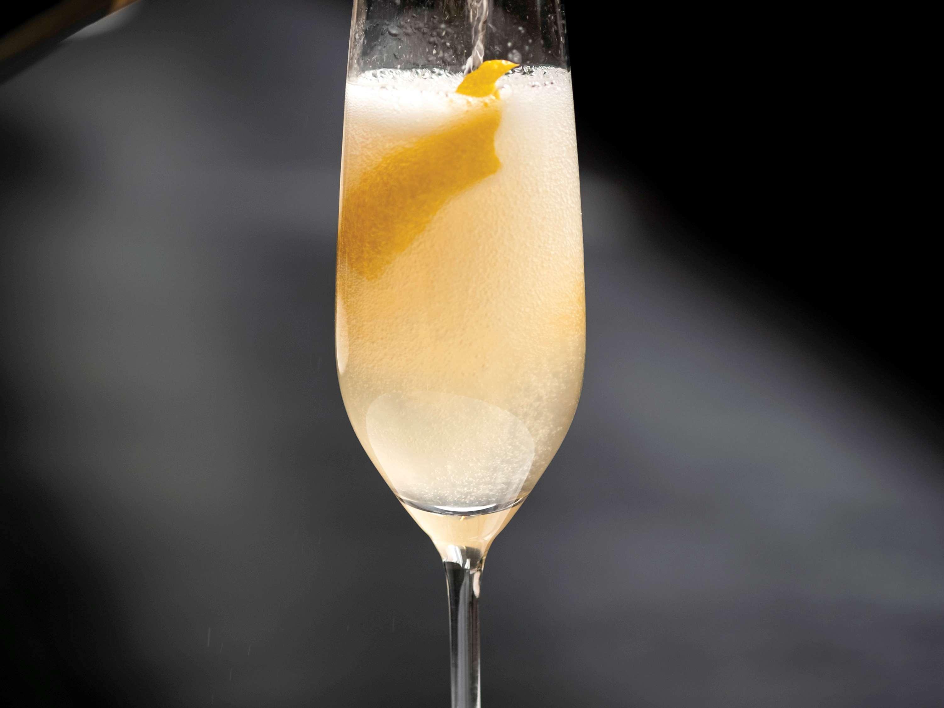 Sofitel Chicago Magnificent Mile Hotel Bagian luar foto A French 75