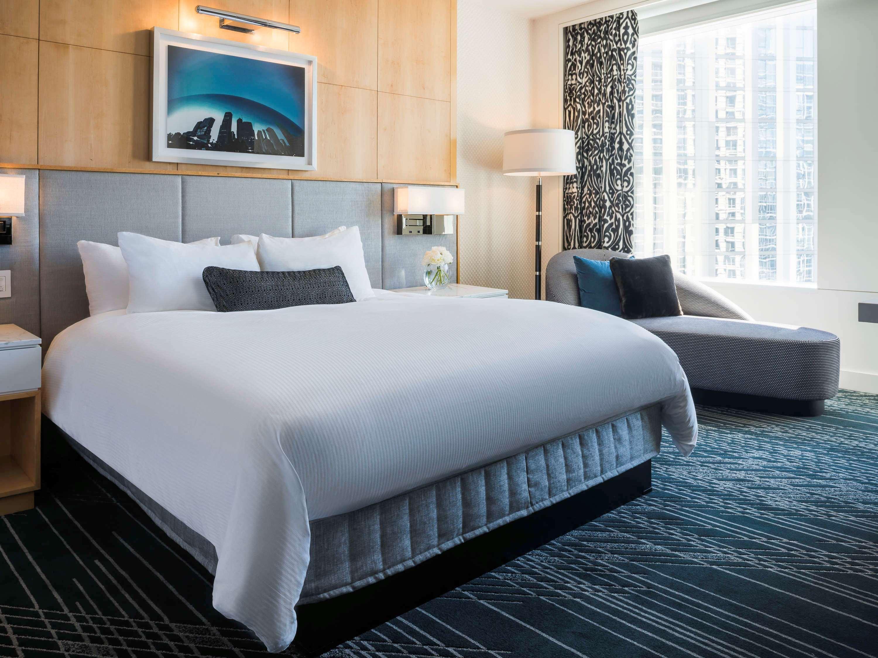 Sofitel Chicago Magnificent Mile Hotel Bagian luar foto A guest room at the Westin Boston Seaport District