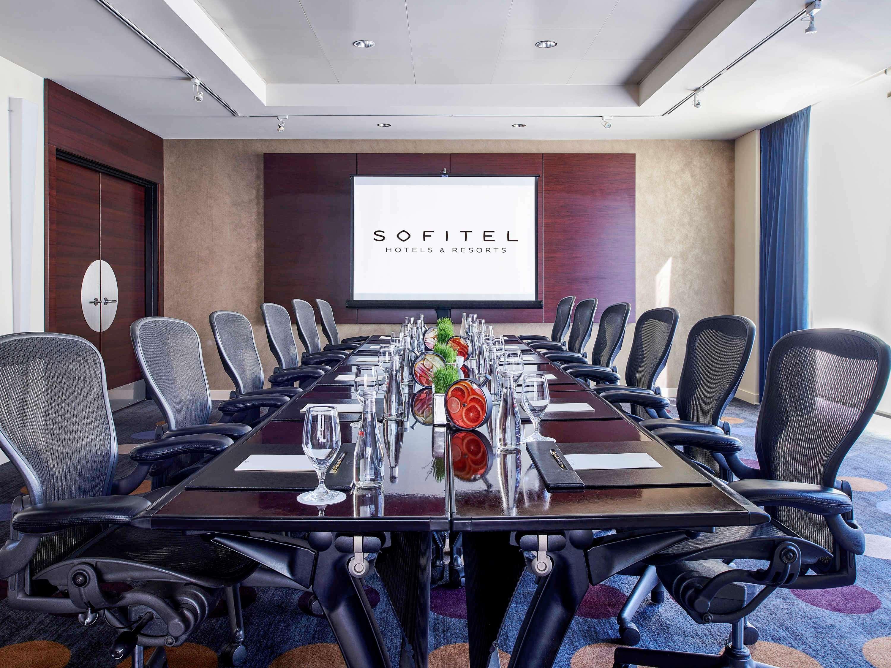 Sofitel Chicago Magnificent Mile Hotel Bagian luar foto Meeting room