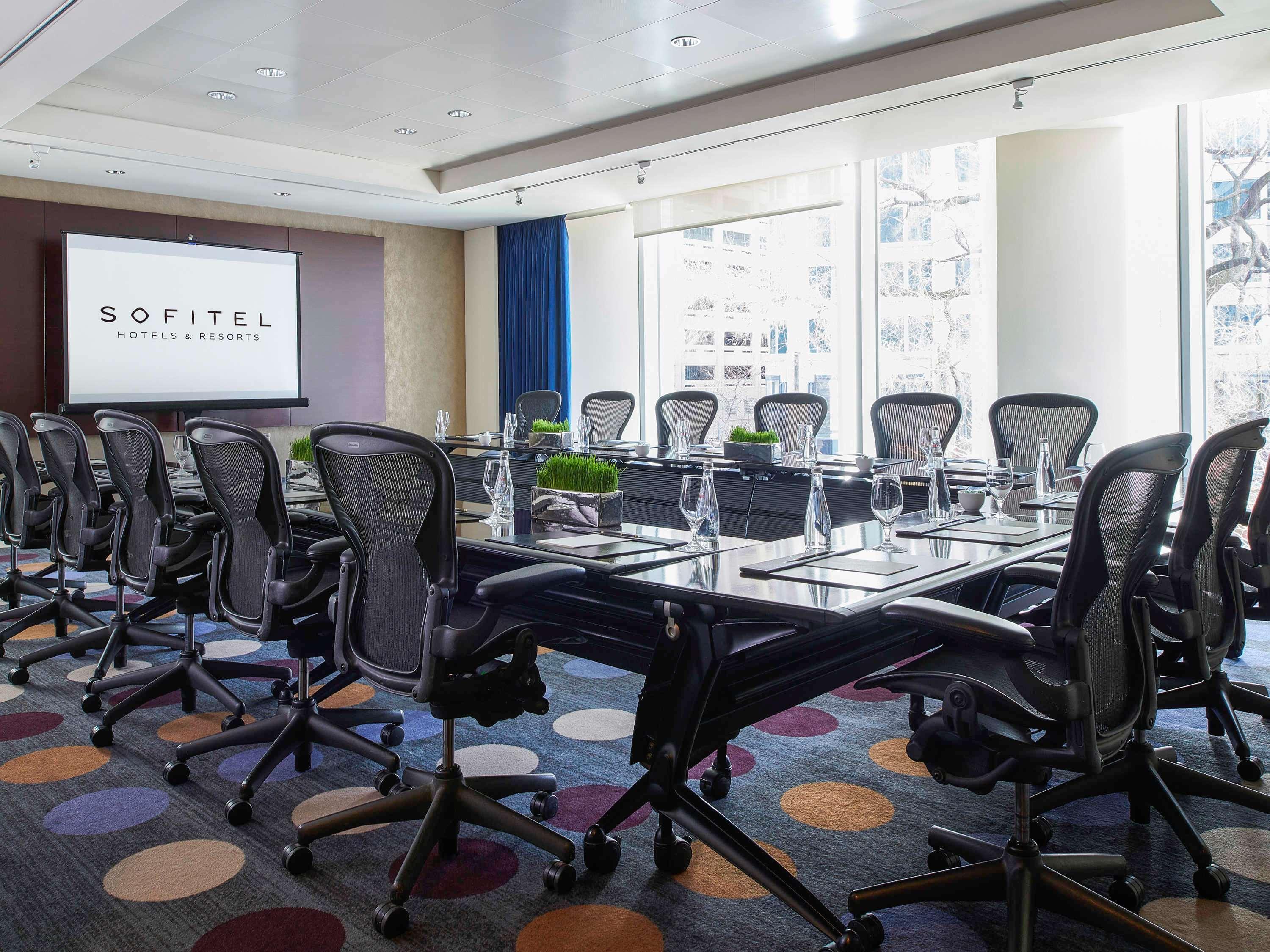 Sofitel Chicago Magnificent Mile Hotel Bagian luar foto Meeting room