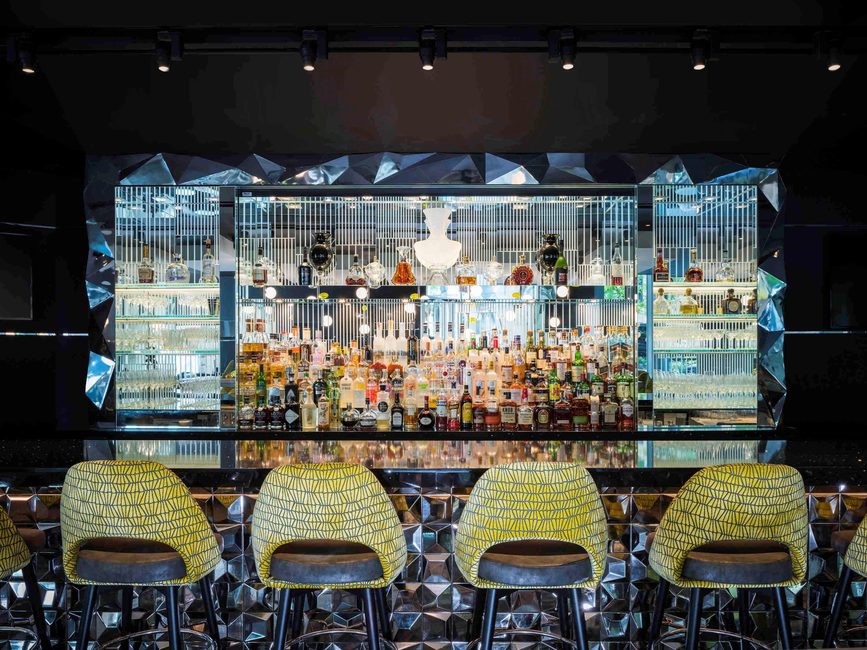 Sofitel Chicago Magnificent Mile Hotel Bagian luar foto The bar at the 100A restaurant