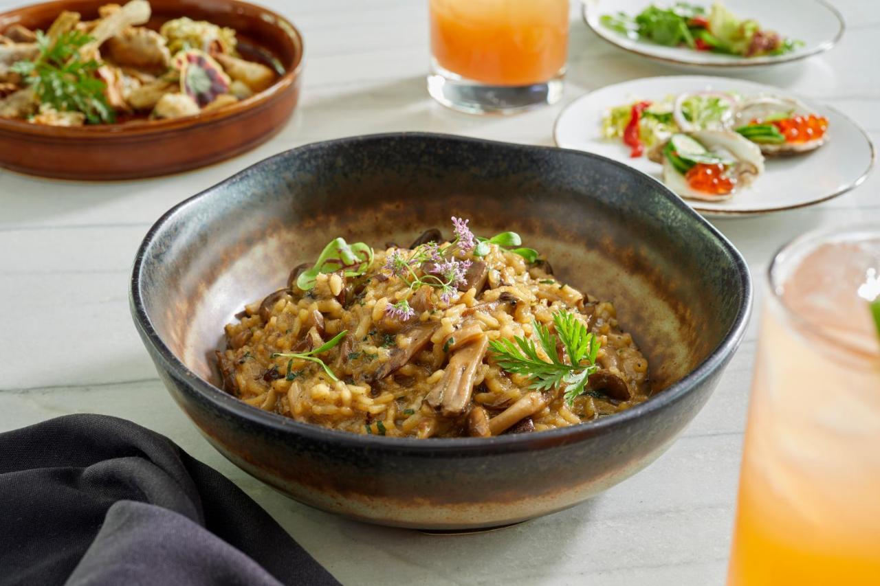 Sofitel Chicago Magnificent Mile Hotel Bagian luar foto A bowl of oatmeal