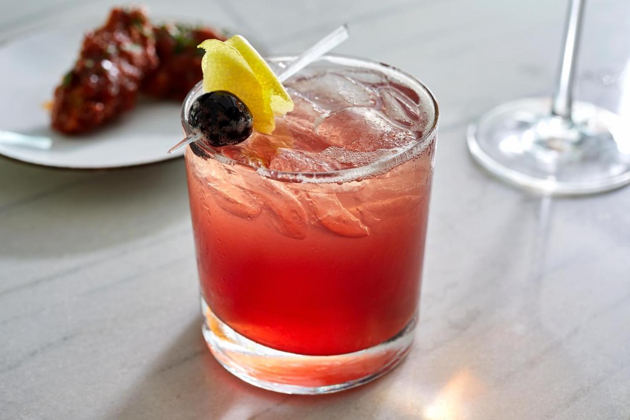 Sofitel Chicago Magnificent Mile Hotel Bagian luar foto A Clover Club cocktail