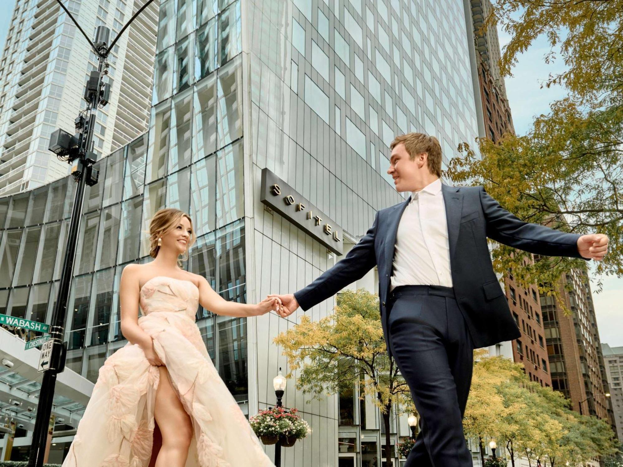 Sofitel Chicago Magnificent Mile Hotel Bagian luar foto Wedding couple in Chicago