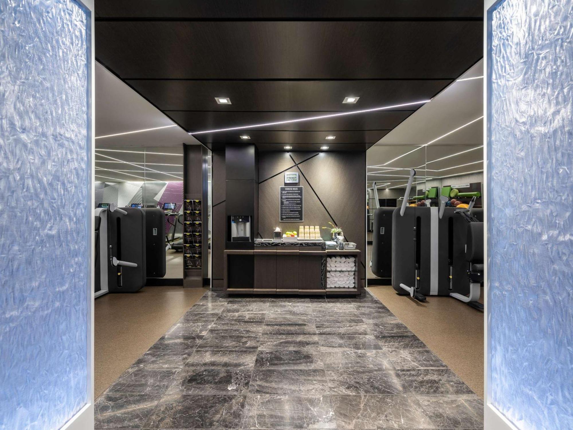 Sofitel Chicago Magnificent Mile Hotel Bagian luar foto The interior of the new office