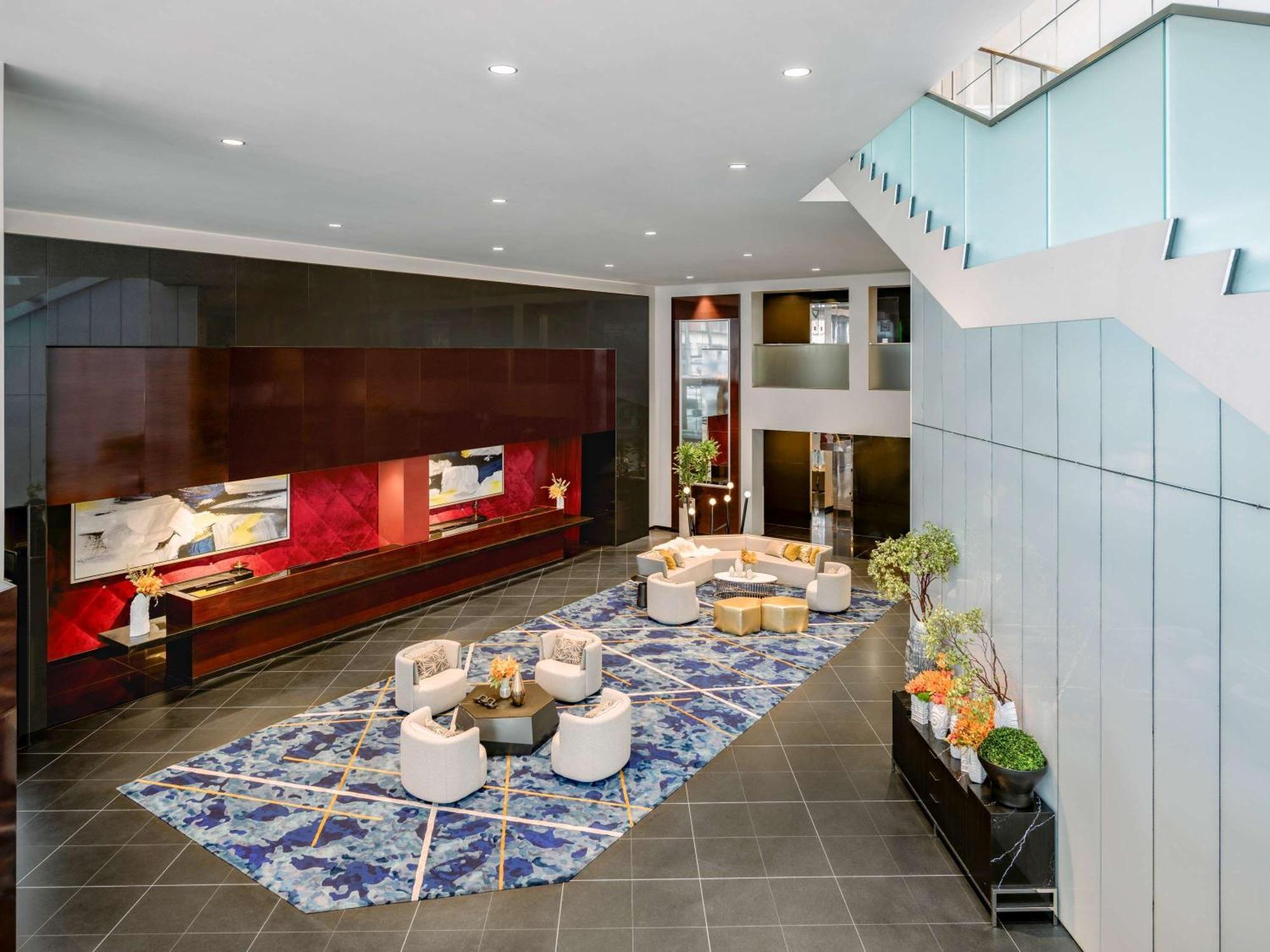 Sofitel Chicago Magnificent Mile Hotel Bagian luar foto The lobby of the hotel
