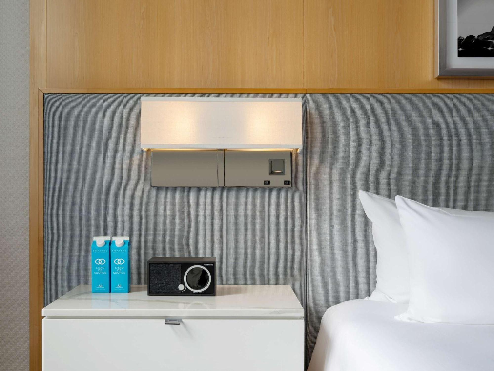 Sofitel Chicago Magnificent Mile Hotel Bagian luar foto A bedside table with a built-in alarm clock