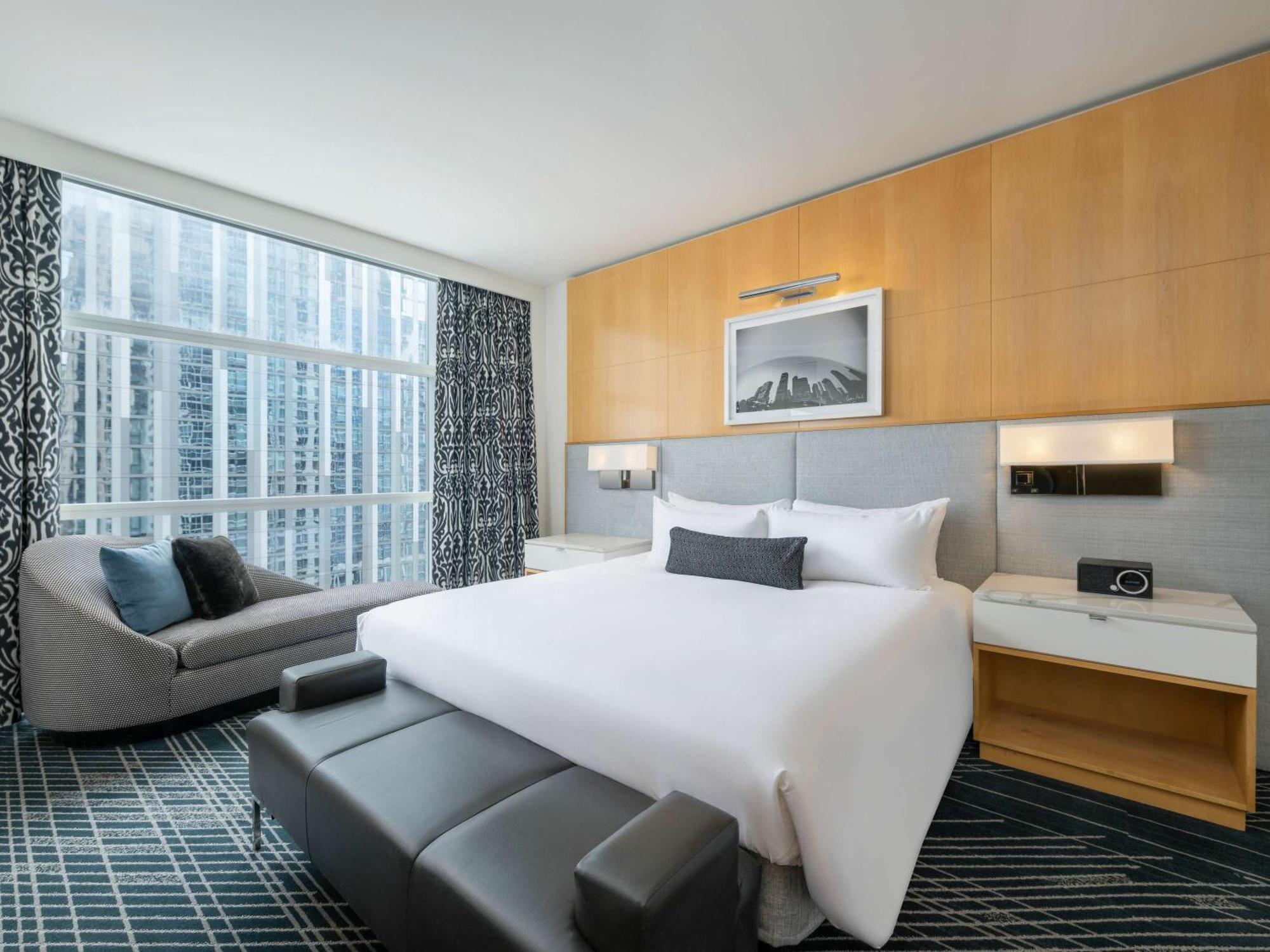 Sofitel Chicago Magnificent Mile Hotel Bagian luar foto A bedroom at the hotel