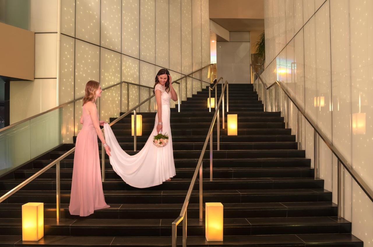 Sofitel Chicago Magnificent Mile Hotel Bagian luar foto Wedding at the hotel
